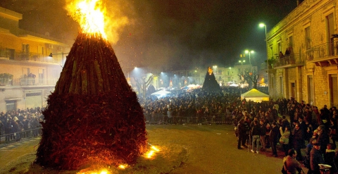 Centinaia di alti fal� sparsi per le vie di Castellana: � la suggestiva e "infuocata" Festa delle Fanove